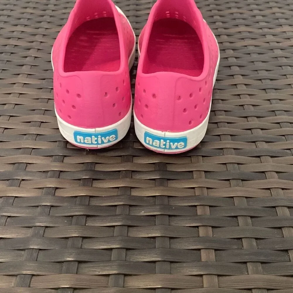 Native Jefferson shoes, junior size 1￼